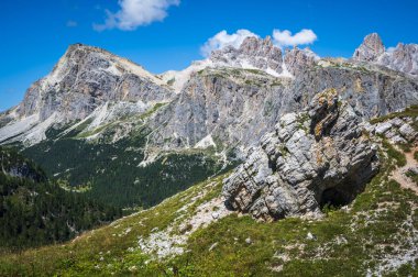 Merkezi Dolomitler. Doğanın anıtları. Averau, Nuvolau ve beş kule. Cortina d'Ampezzo.