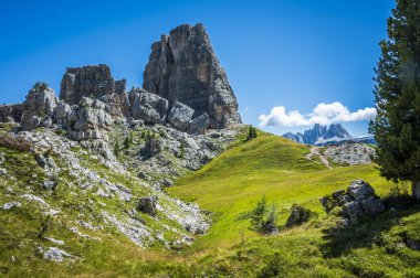Merkezi Dolomitler. Doğanın anıtları. Averau, Nuvolau ve beş kule. Cortina d'Ampezzo.