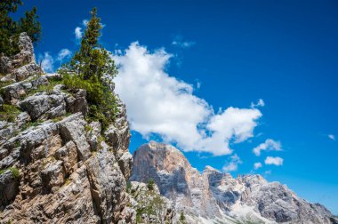 Merkezi Dolomitler. Doğanın anıtları. Averau, Nuvolau ve beş kule. Cortina d'Ampezzo.