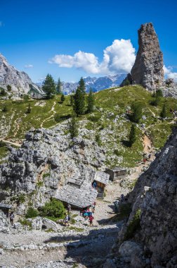 9 Ağustos 2022: Turistler Central Dolomites 'te yürüyor. Doğanın anıtları. Averau, Nuvolau ve beş kule. Cortina d'Ampezzo.