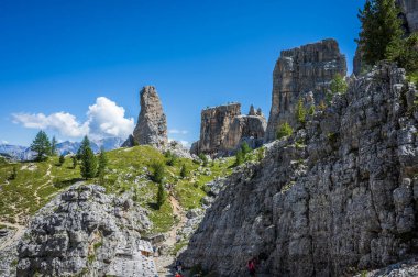 Merkezi Dolomitler. Doğanın anıtları. Averau, Nuvolau ve beş kule. Cortina d'Ampezzo.