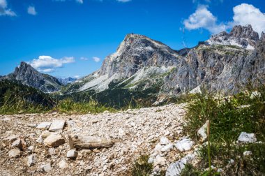 Merkezi Dolomitler. Doğanın anıtları. Averau, Nuvolau ve beş kule. Cortina d'Ampezzo.