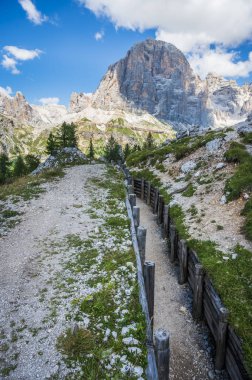 Merkezi Dolomitler. Doğanın anıtları. Averau, Nuvolau ve beş kule. Cortina d'Ampezzo.