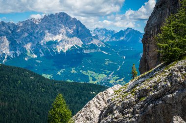 Merkezi Dolomitler. Doğanın anıtları. Averau, Nuvolau ve beş kule. Cortina d'Ampezzo.