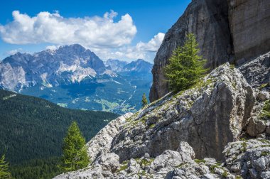 Merkezi Dolomitler. Doğanın anıtları. Averau, Nuvolau ve beş kule. Cortina d'Ampezzo.