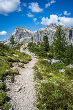 Cortina Dolomitlerinin nefes kesici manzarası. İtalya