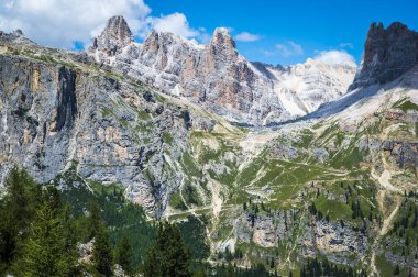 Merkezi Dolomitler. Doğanın anıtları. Averau, Nuvolau ve beş kule. Cortina d'Ampezzo.