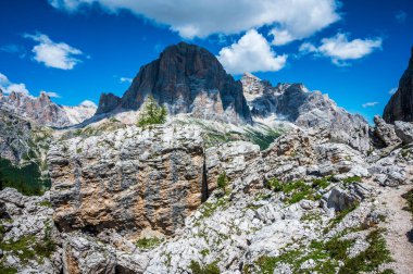 Cortina Dolomitlerinin nefes kesici manzarası. İtalya