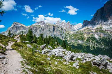 Merkezi Dolomitler. Doğanın anıtları. Averau, Nuvolau ve beş kule. Cortina d'Ampezzo.