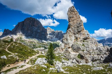 9 Ağustos 2022: Turistler Central Dolomites 'te yürüyor. Doğanın anıtları. Averau, Nuvolau ve beş kule. Cortina d'Ampezzo.
