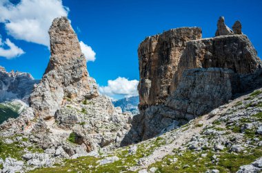 Merkezi Dolomitler. Doğanın anıtları. Averau, Nuvolau ve beş kule. Cortina d'Ampezzo.