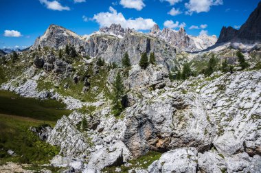 Merkezi Dolomitler. Doğanın anıtları. Averau, Nuvolau ve beş kule. Cortina d'Ampezzo.
