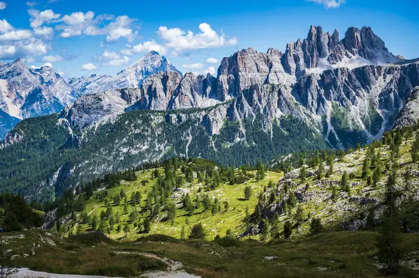 Merkezi Dolomitler. Doğanın anıtları. Averau, Nuvolau ve beş kule. Cortina d'Ampezzo.
