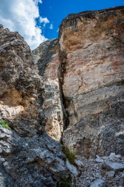 Merkezi Dolomitler. Doğanın anıtları. Averau, Nuvolau ve beş kule. Cortina d'Ampezzo.