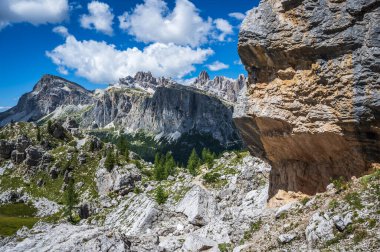 Merkezi Dolomitler. Doğanın anıtları. Averau, Nuvolau ve beş kule. Cortina d'Ampezzo.