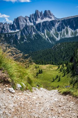 Merkezi Dolomitler. Doğanın anıtları. Averau, Nuvolau ve beş kule. Cortina d'Ampezzo.