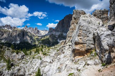 Merkezi Dolomitler. Doğanın anıtları. Averau, Nuvolau ve beş kule. Cortina d'Ampezzo.