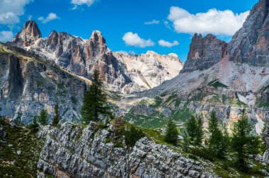 Merkezi Dolomitler. Doğanın anıtları. Averau, Nuvolau ve beş kule. Cortina d'Ampezzo.