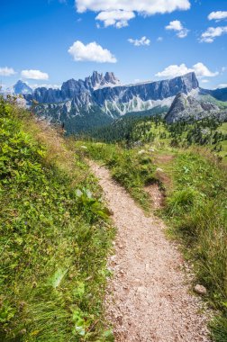 Cortina Dolomitlerinin nefes kesici manzarası. İtalya