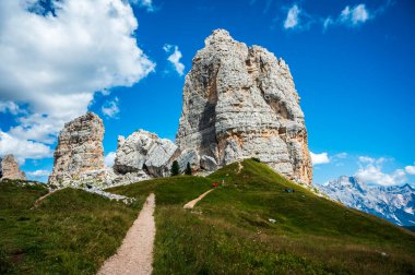 Merkezi Dolomitler. Doğanın anıtları. Averau, Nuvolau ve beş kule. Cortina d'Ampezzo.