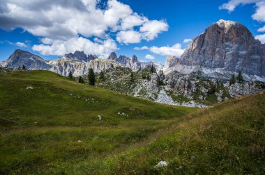 Merkezi Dolomitler. Doğanın anıtları. Averau, Nuvolau ve beş kule. Cortina d'Ampezzo.