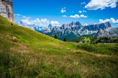 Merkezi Dolomitler. Doğanın anıtları. Averau, Nuvolau ve beş kule. Cortina d'Ampezzo.