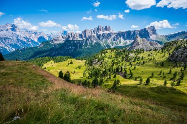 Merkezi Dolomitler. Doğanın anıtları. Averau, Nuvolau ve beş kule. Cortina d'Ampezzo.