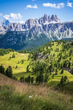 Merkezi Dolomitler. Doğanın anıtları. Averau, Nuvolau ve beş kule. Cortina d'Ampezzo.
