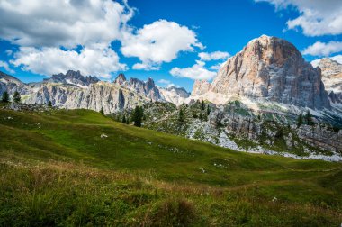Merkezi Dolomitler. Doğanın anıtları. Averau, Nuvolau ve beş kule. Cortina d'Ampezzo.