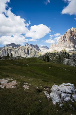 Merkezi Dolomitler. Doğanın anıtları. Averau, Nuvolau ve beş kule. Cortina d'Ampezzo.