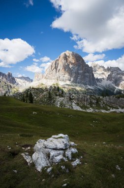 Merkezi Dolomitler. Doğanın anıtları. Averau, Nuvolau ve beş kule. Cortina d'Ampezzo.