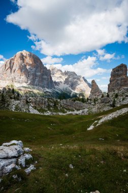 Merkezi Dolomitler. Doğanın anıtları. Averau, Nuvolau ve beş kule. Cortina d'Ampezzo.