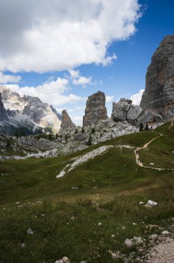 Merkezi Dolomitler. Doğanın anıtları. Averau, Nuvolau ve beş kule. Cortina d'Ampezzo.