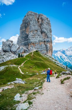 9 Ağustos 2022: Turistler Central Dolomites 'te yürüyor. Doğanın anıtları. Averau, Nuvolau ve beş kule. Cortina d'Ampezzo.