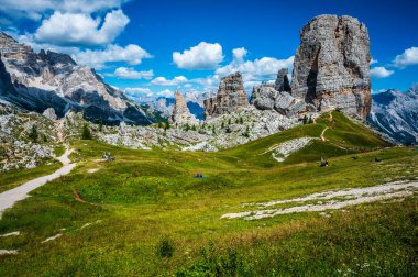 Merkezi Dolomitler. Doğanın anıtları. Averau, Nuvolau ve beş kule. Cortina d'Ampezzo.