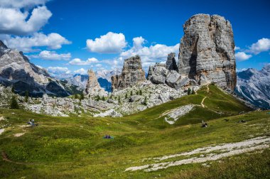 Merkezi Dolomitler. Doğanın anıtları. Averau, Nuvolau ve beş kule. Cortina d'Ampezzo.