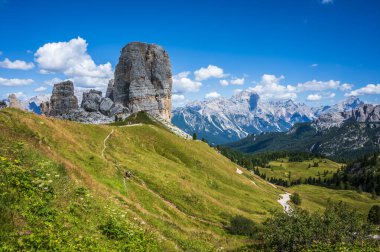 Merkezi Dolomitler. Doğanın anıtları. Averau, Nuvolau ve beş kule. Cortina d'Ampezzo.