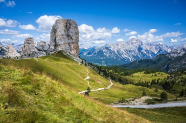Merkezi Dolomitler. Doğanın anıtları. Averau, Nuvolau ve beş kule. Cortina d'Ampezzo.