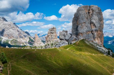 Merkezi Dolomitler. Doğanın anıtları. Averau, Nuvolau ve beş kule. Cortina d'Ampezzo.