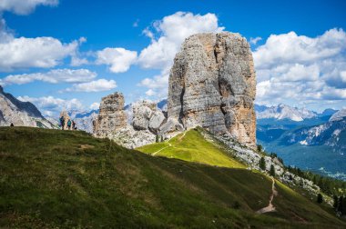 Merkezi Dolomitler. Doğanın anıtları. Averau, Nuvolau ve beş kule. Cortina d'Ampezzo.