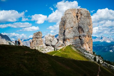 Merkezi Dolomitler. Doğanın anıtları. Averau, Nuvolau ve beş kule. Cortina d'Ampezzo.