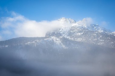 Dobbiaco Gölü. Dolomitler arasında hazine sandığı. Kış atmosferi.