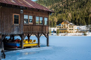 Dobbiaco Gölü. Dolomitler arasında hazine sandığı. Kış atmosferi.