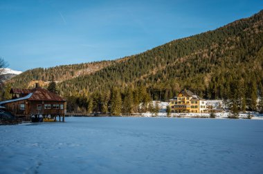 Dobbiaco Gölü. Dolomitler arasında hazine sandığı. Kış atmosferi.
