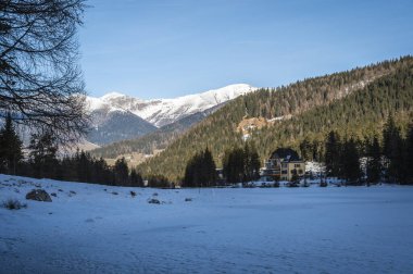 Dobbiaco Gölü. Dolomitler arasında hazine sandığı. Kış atmosferi.