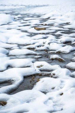 Dobbiaco Gölü. Dolomitler arasında hazine sandığı. Kış atmosferi.