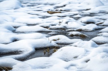 Dobbiaco Gölü. Dolomitler arasında hazine sandığı. Kış atmosferi.