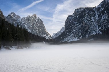 Dobbiaco Gölü. Dolomitler arasında hazine sandığı. Kış atmosferi.