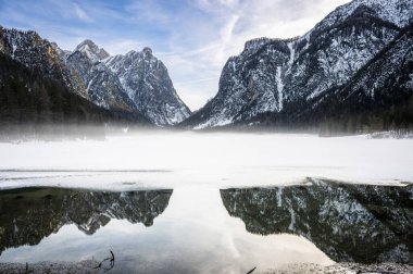 Dobbiaco Gölü. Dolomitler arasında hazine sandığı. Kış atmosferi.