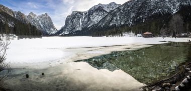 Dobbiaco Gölü. Dolomitler arasında hazine sandığı. Kış atmosferi.